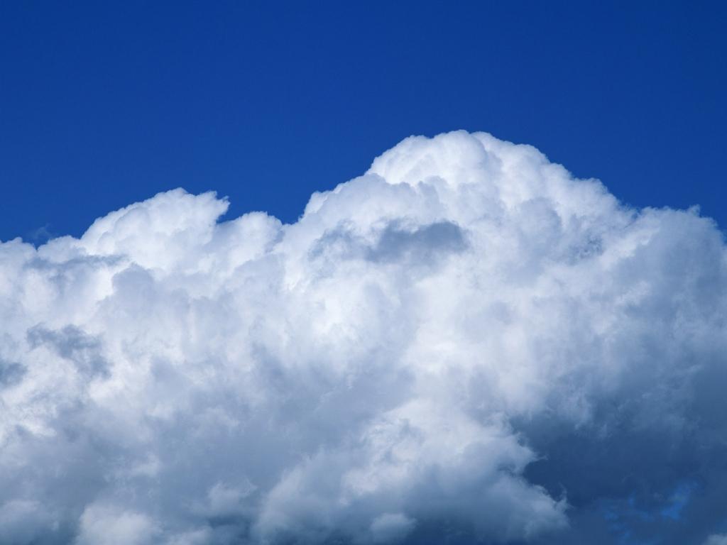 蓝天清澈，白云悠然