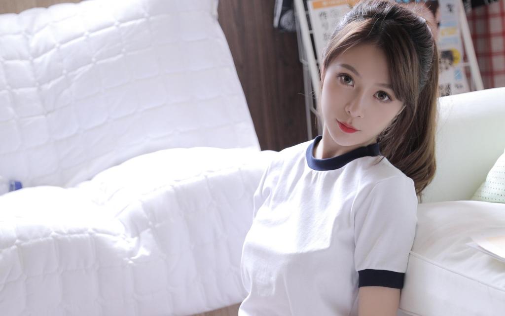 体操服清纯美女甜美居家写真