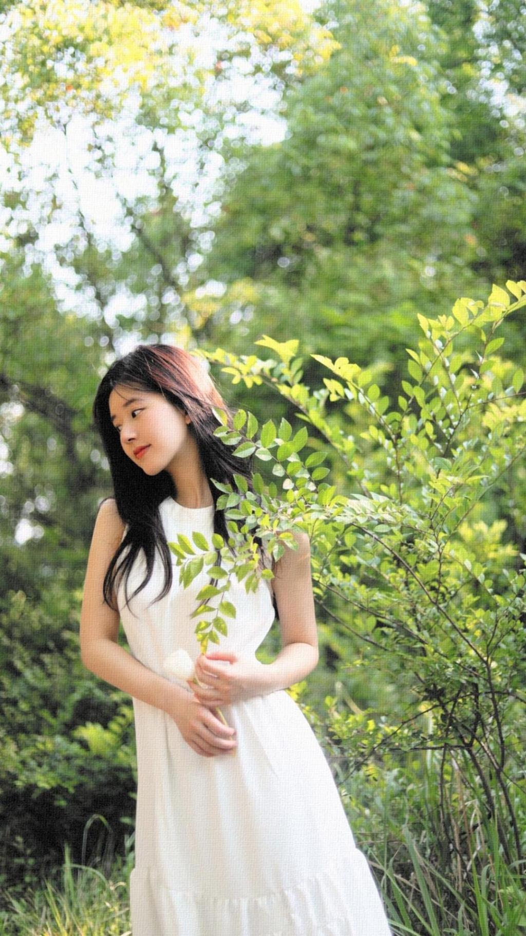 森系气质迷人女神赵露思白色长裙户外写真