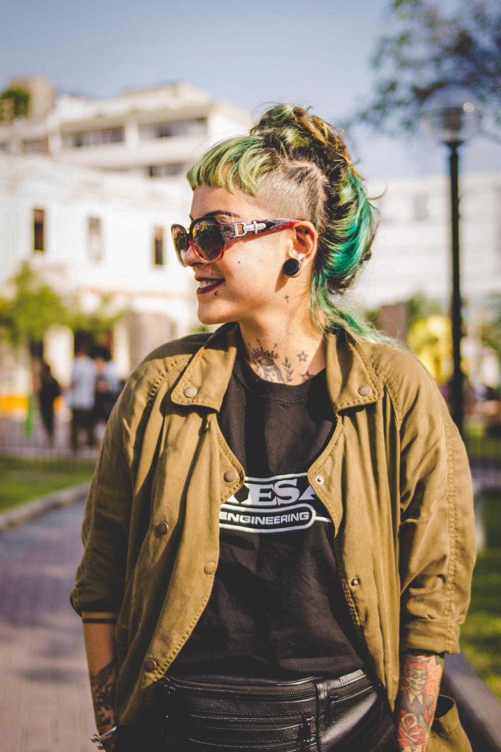 帅气的短发女孩