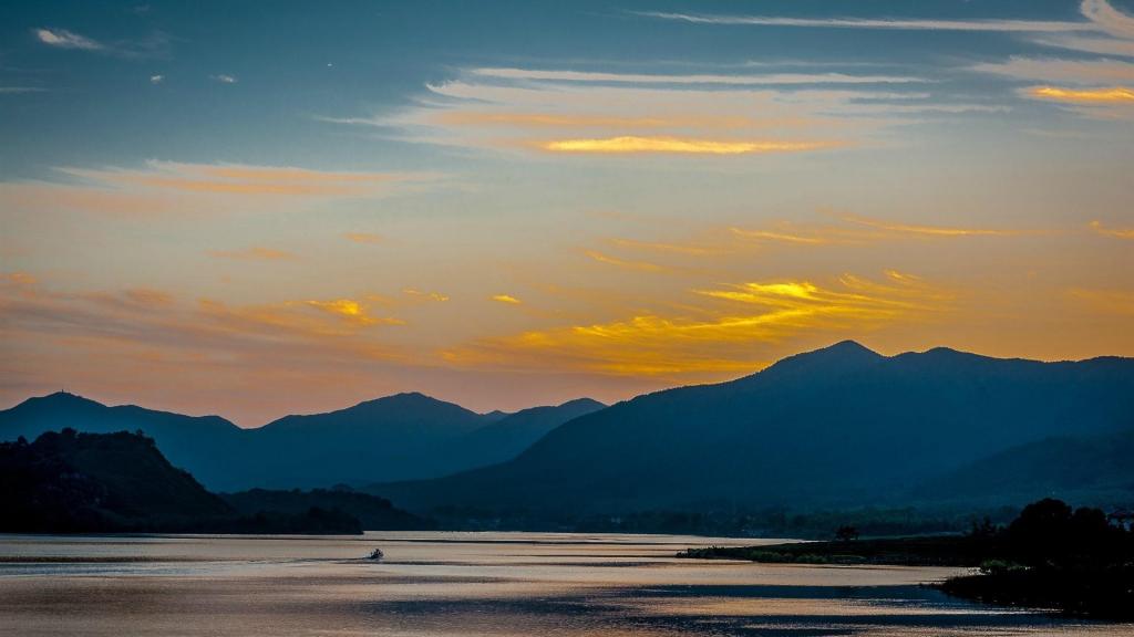 江苏阳羡湖黄昏风景