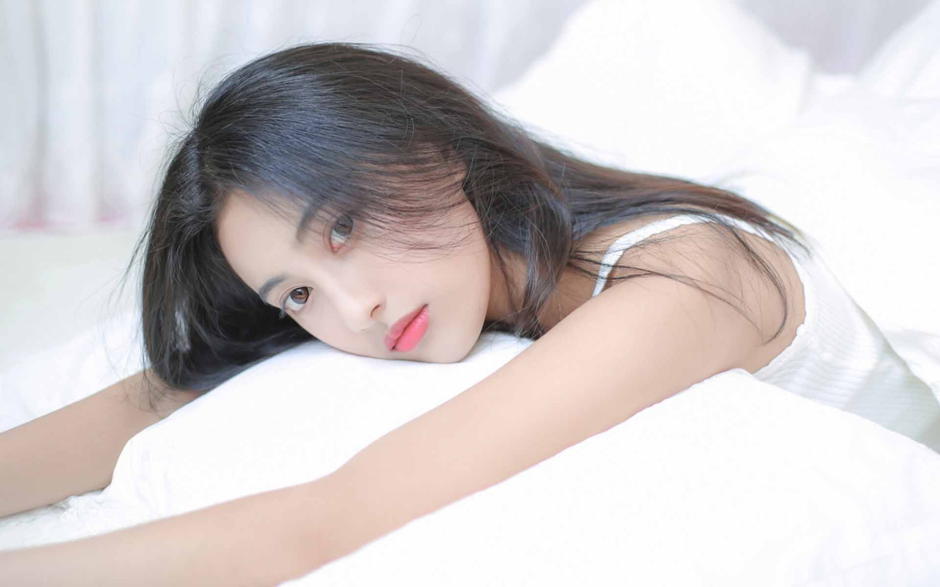 唇红齿白撩人美女私房写真