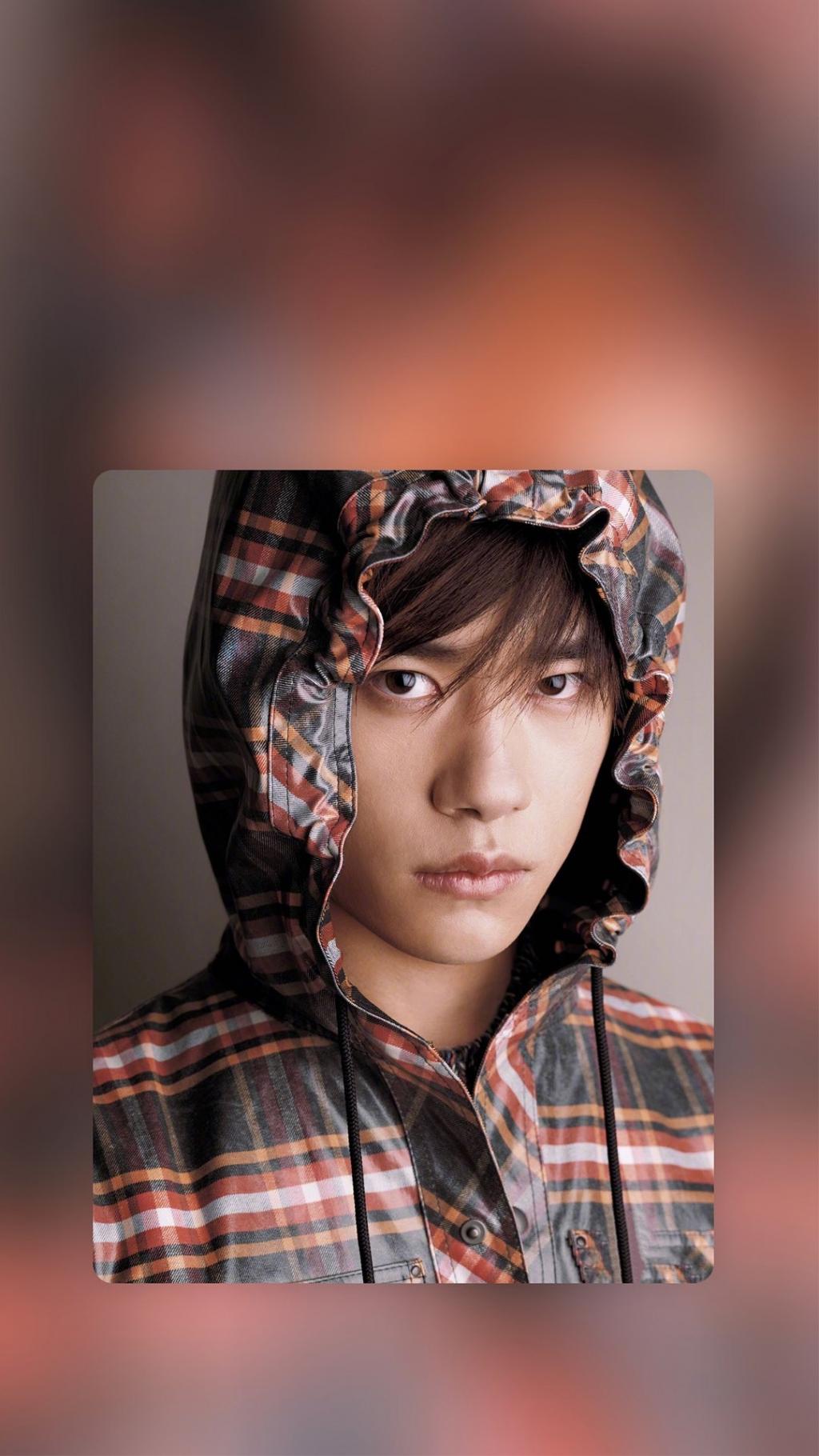 易烊千玺个性时尚写真