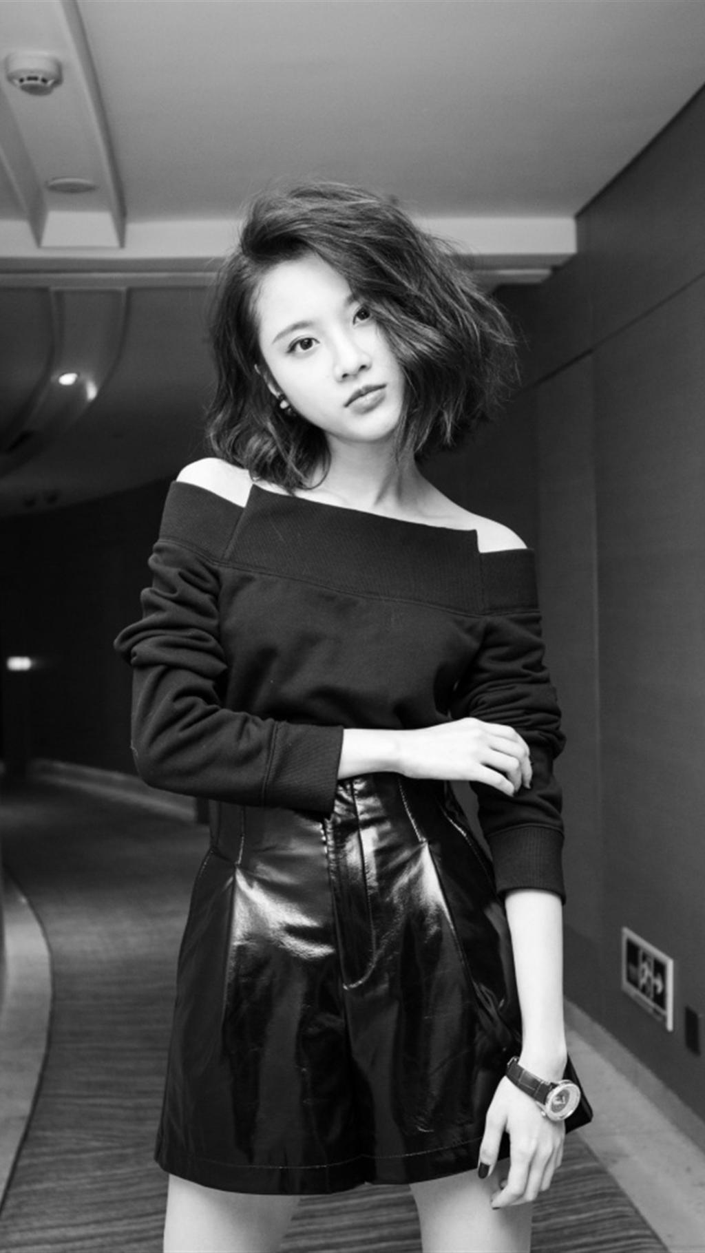 张慧雯短发造型炫酷写真