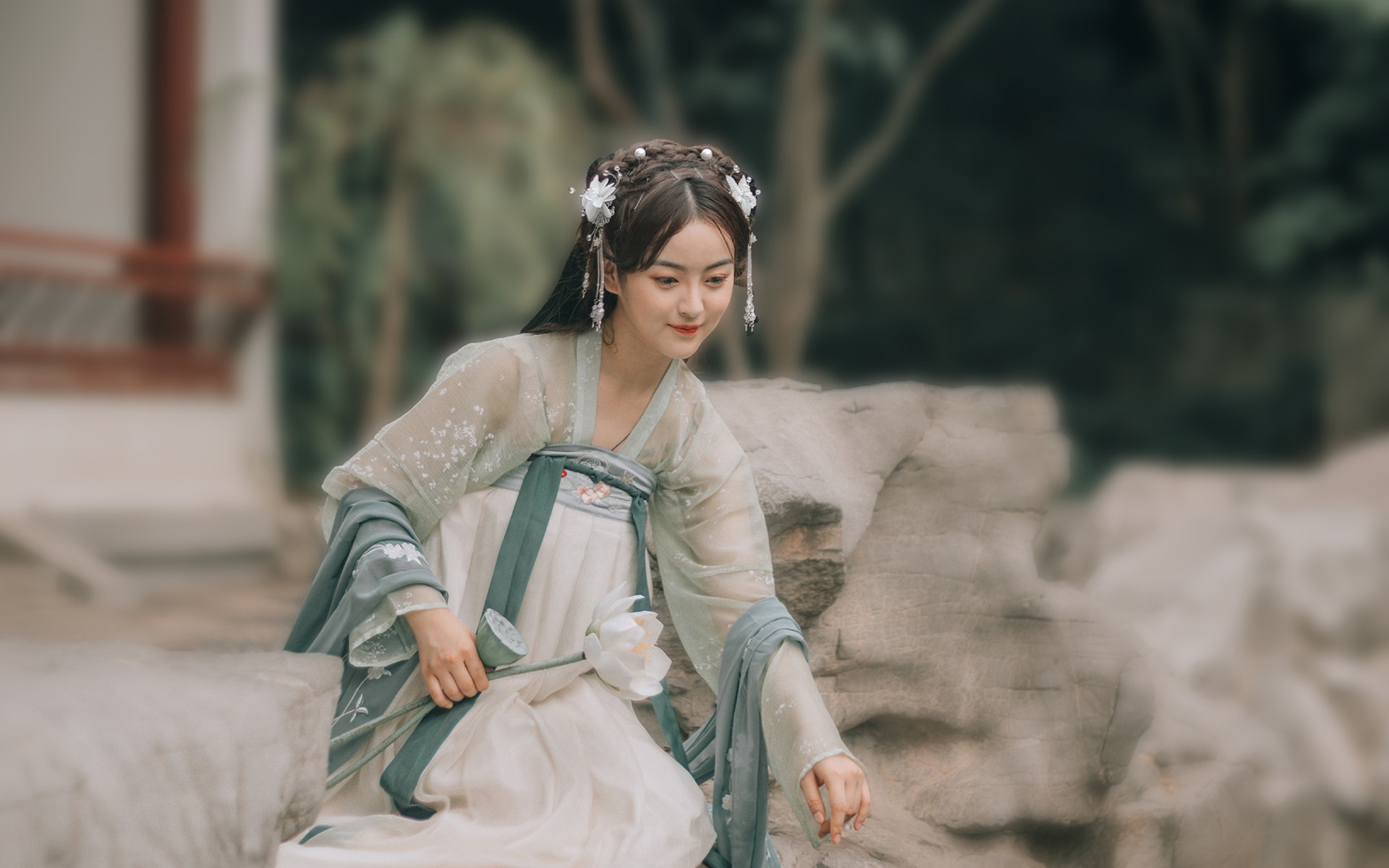 清纯文静的古装美女写真