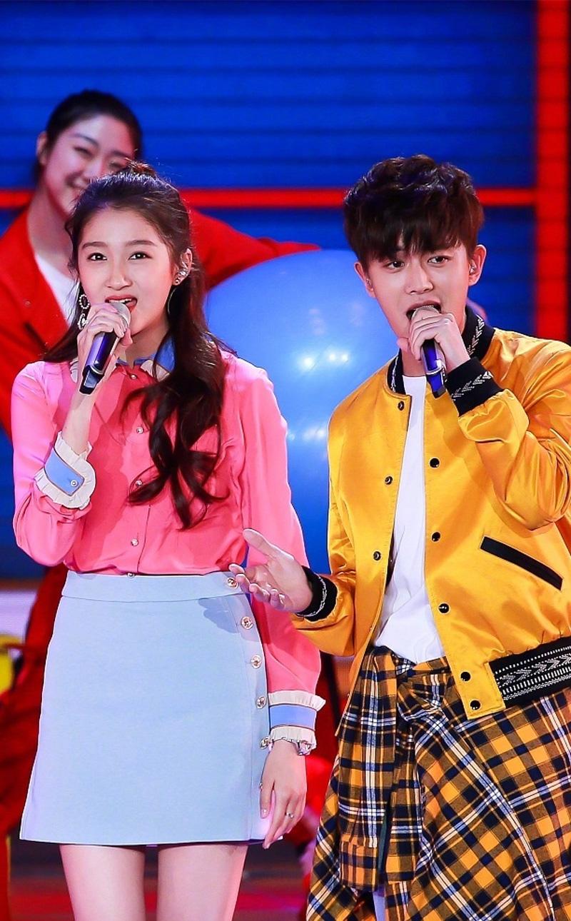 任嘉伦关晓彤甜蜜对唱晚会