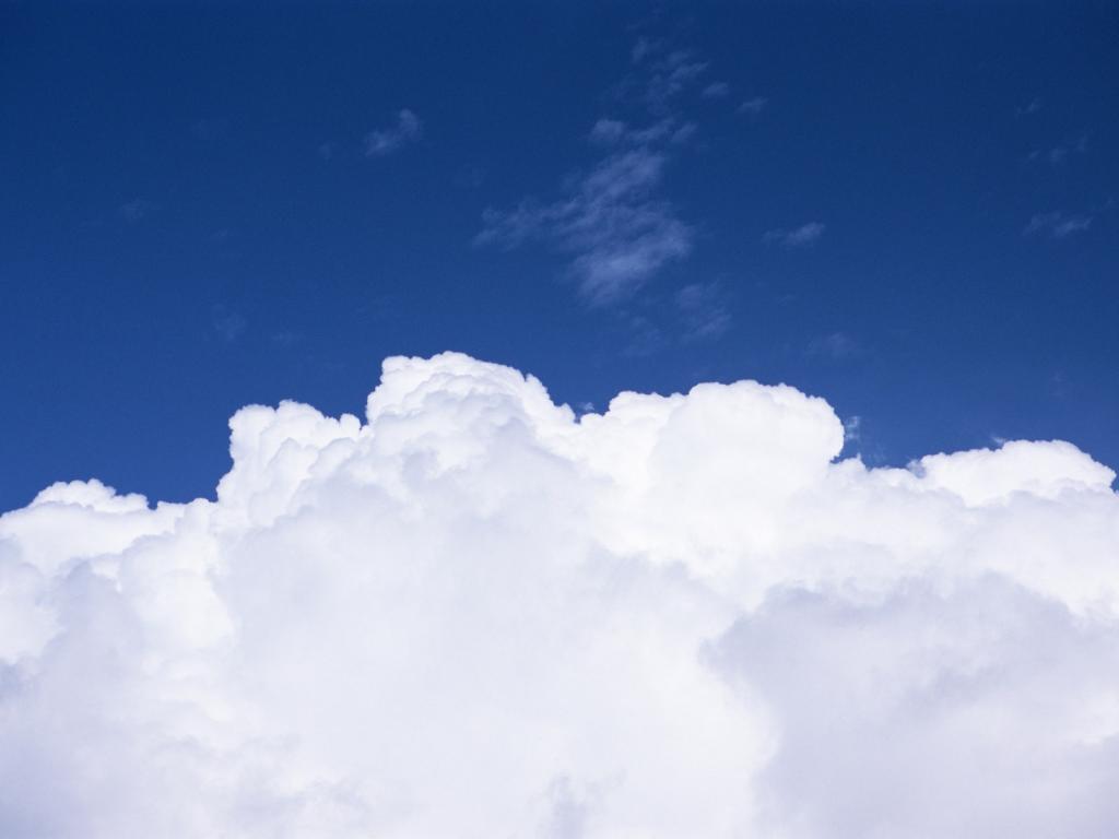 蓝天清澈，白云悠然