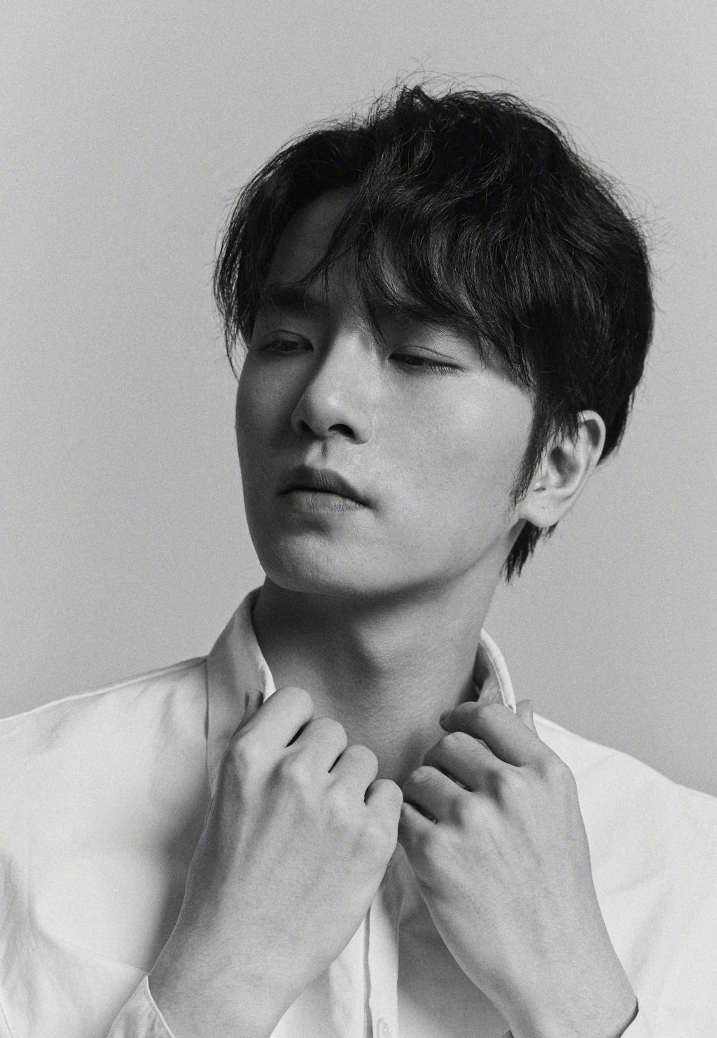 吴希泽时尚帅气黑白写真