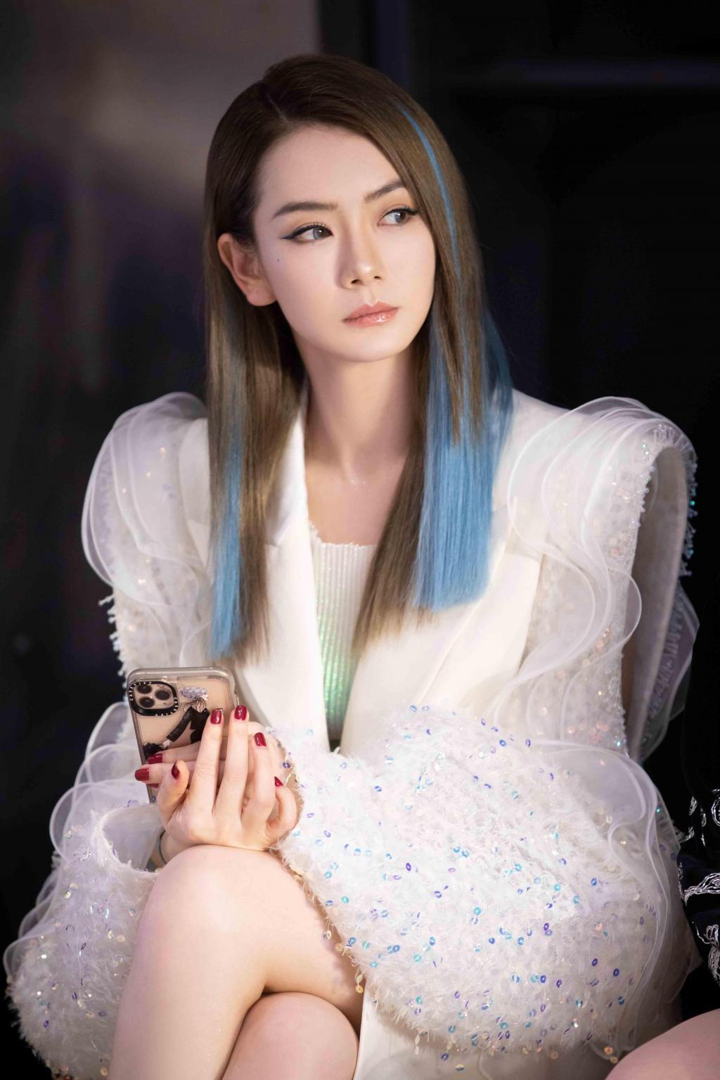 戚薇冷艳魅惑写真