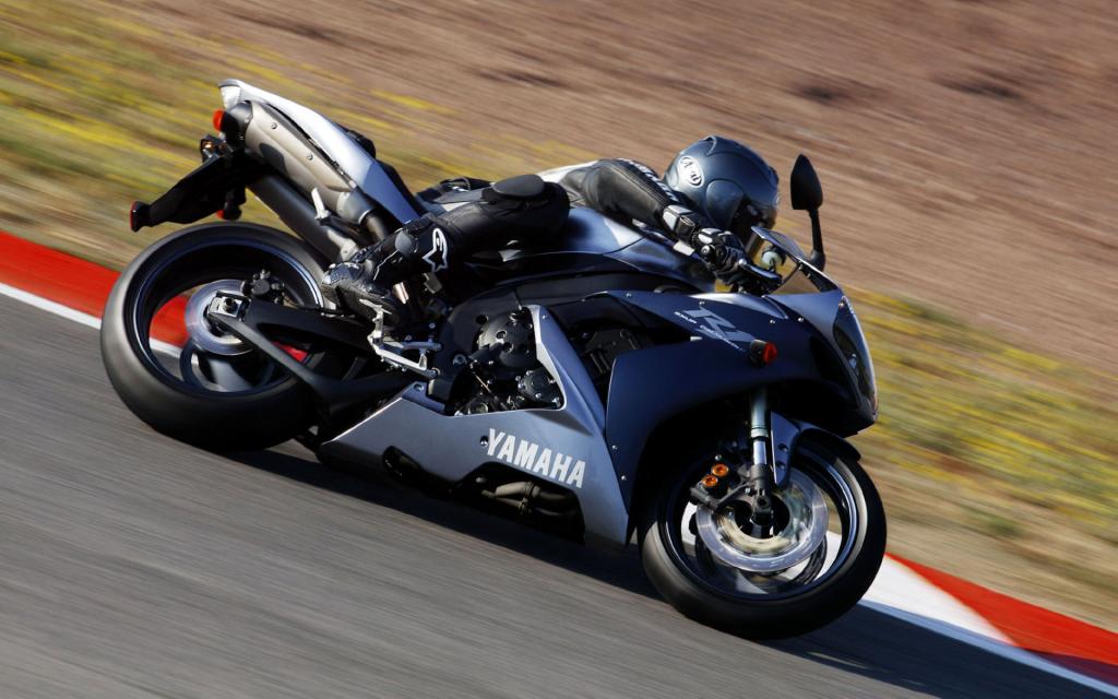 雅马哈R1摩托车