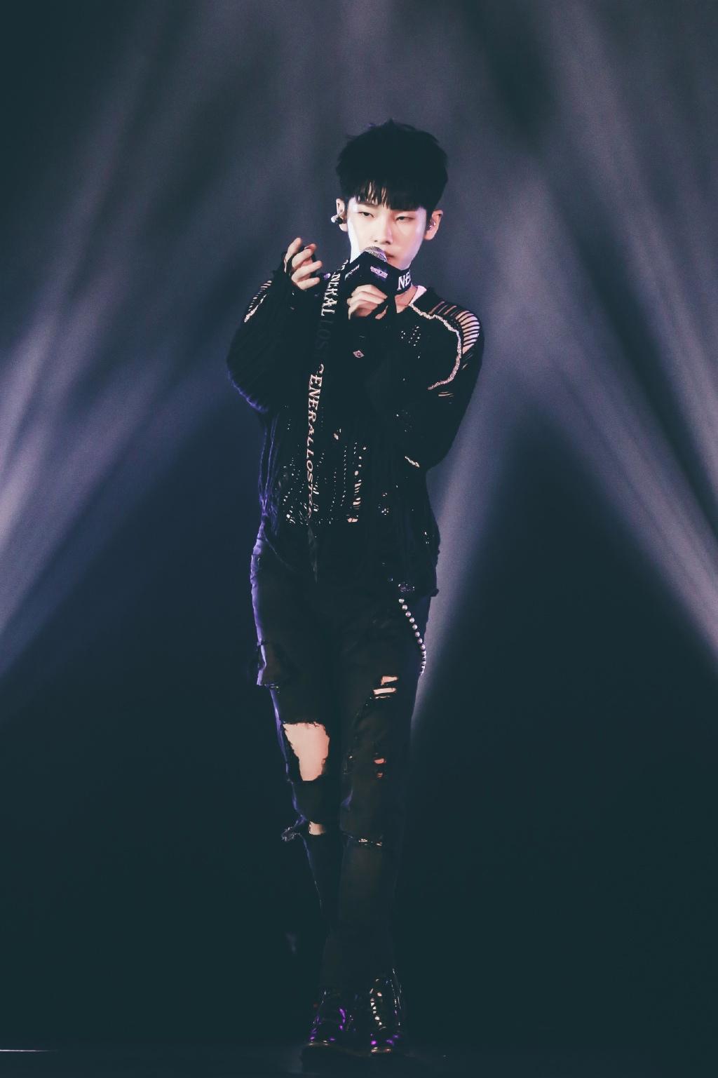 周震南演唱会帅气写真