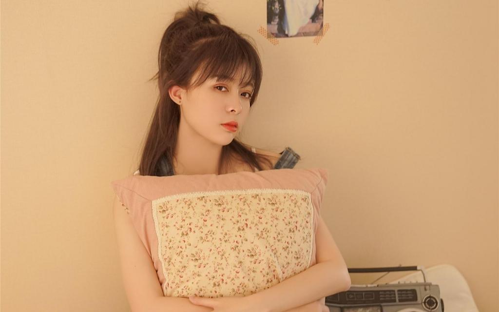 性感背带裤美女清新可爱动人写真