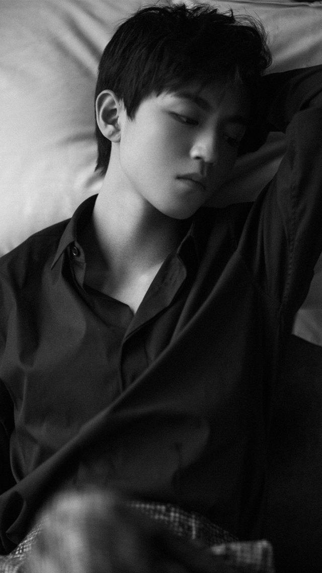 TFBOYS王俊凯帅气冷酷写真