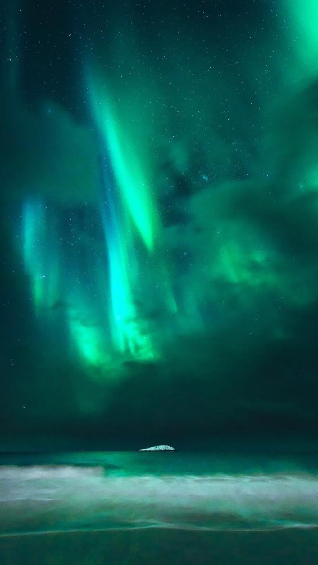 绚丽多彩的极光景象