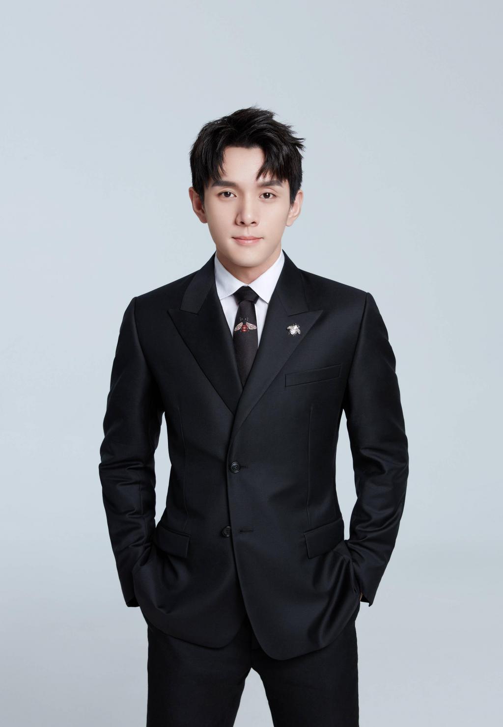 美妆博主李佳琦帅气西装写真