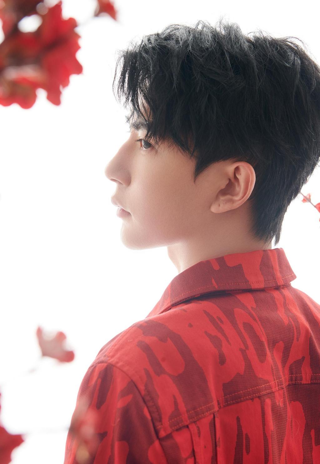 于朦胧新年红西装写真