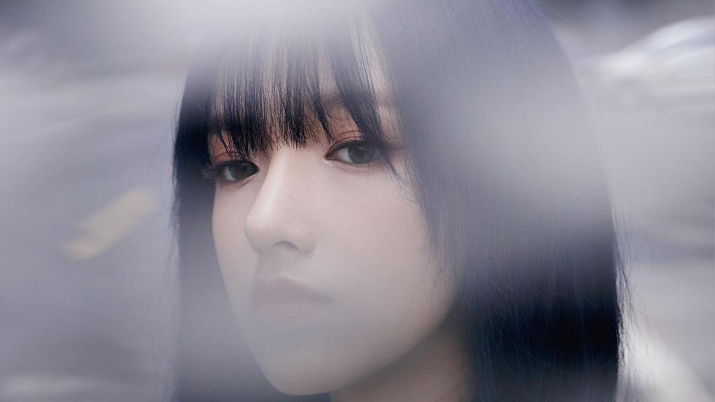 性感气质女神程潇蓝色头发最新造型写真