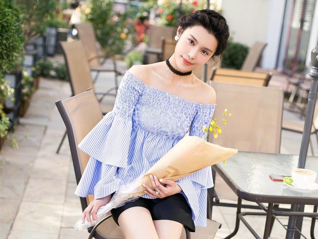 韩丹彤气质街拍写真