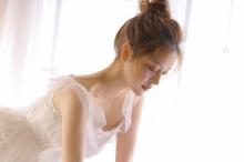 温柔白嫩小美女居家写真