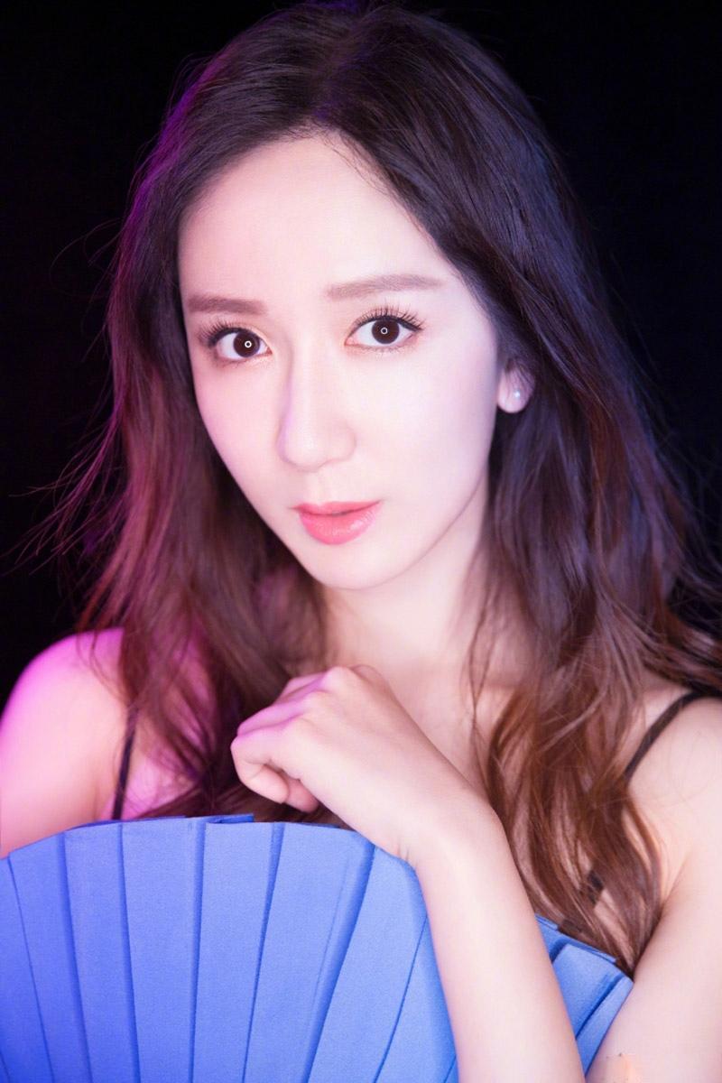 娄艺潇性感迷人吊带裙活动写真