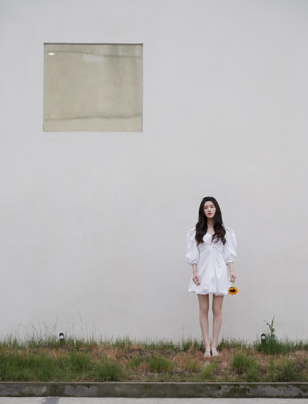 赵露思清纯小白裙甜美写真