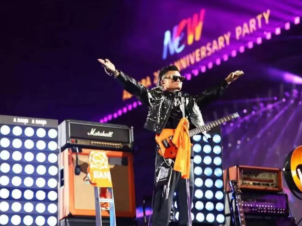 马云再现朋克造型