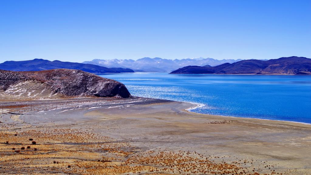 西藏羊卓雍措之碧蓝色湖泊