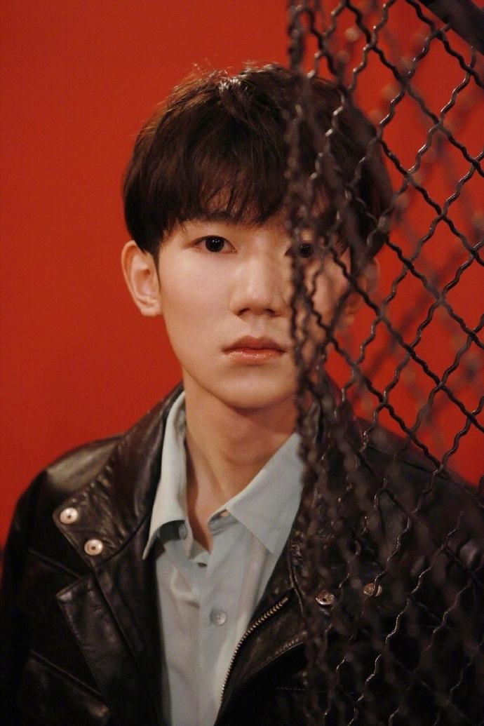 王源黑色皮衣酷雅帅气写真