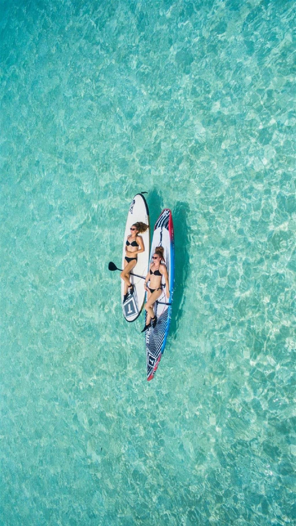 夏日蓝色清澈大海