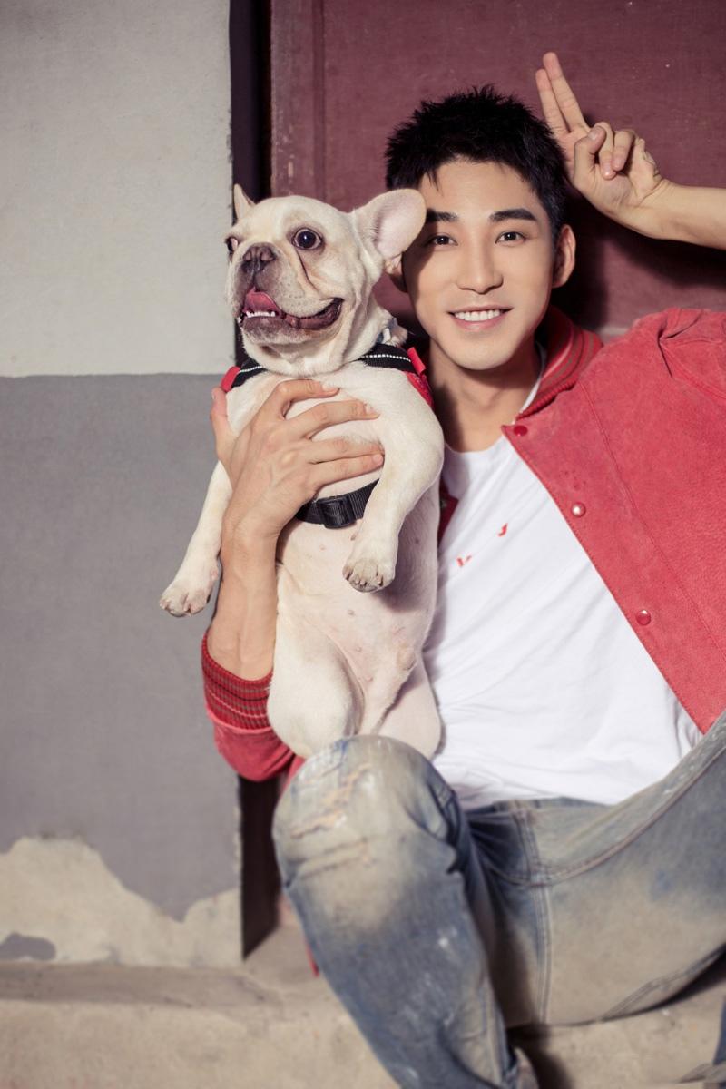 庞瀚辰与狗狗亲密互动写真