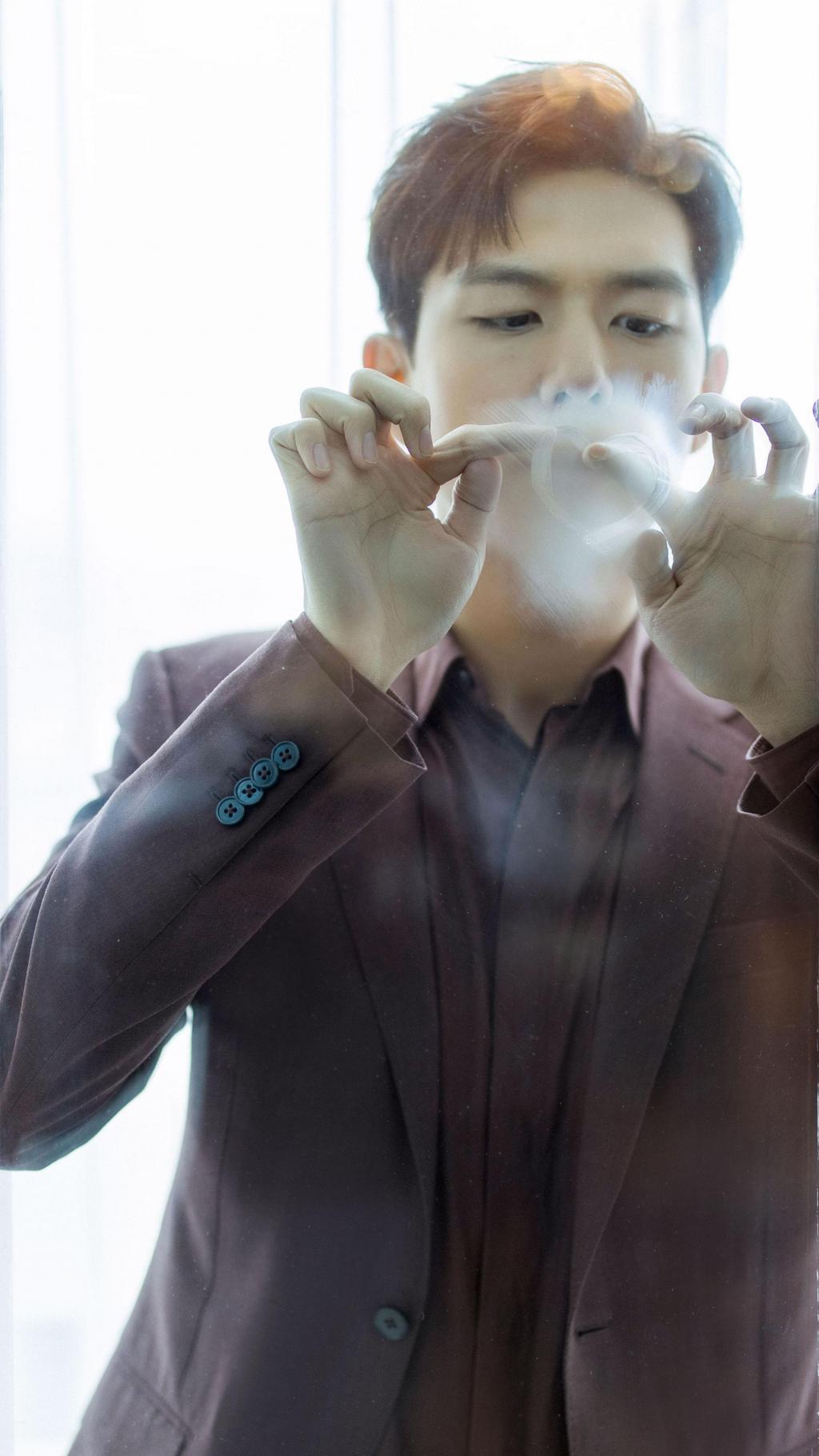 李现酒红色西装时尚写真