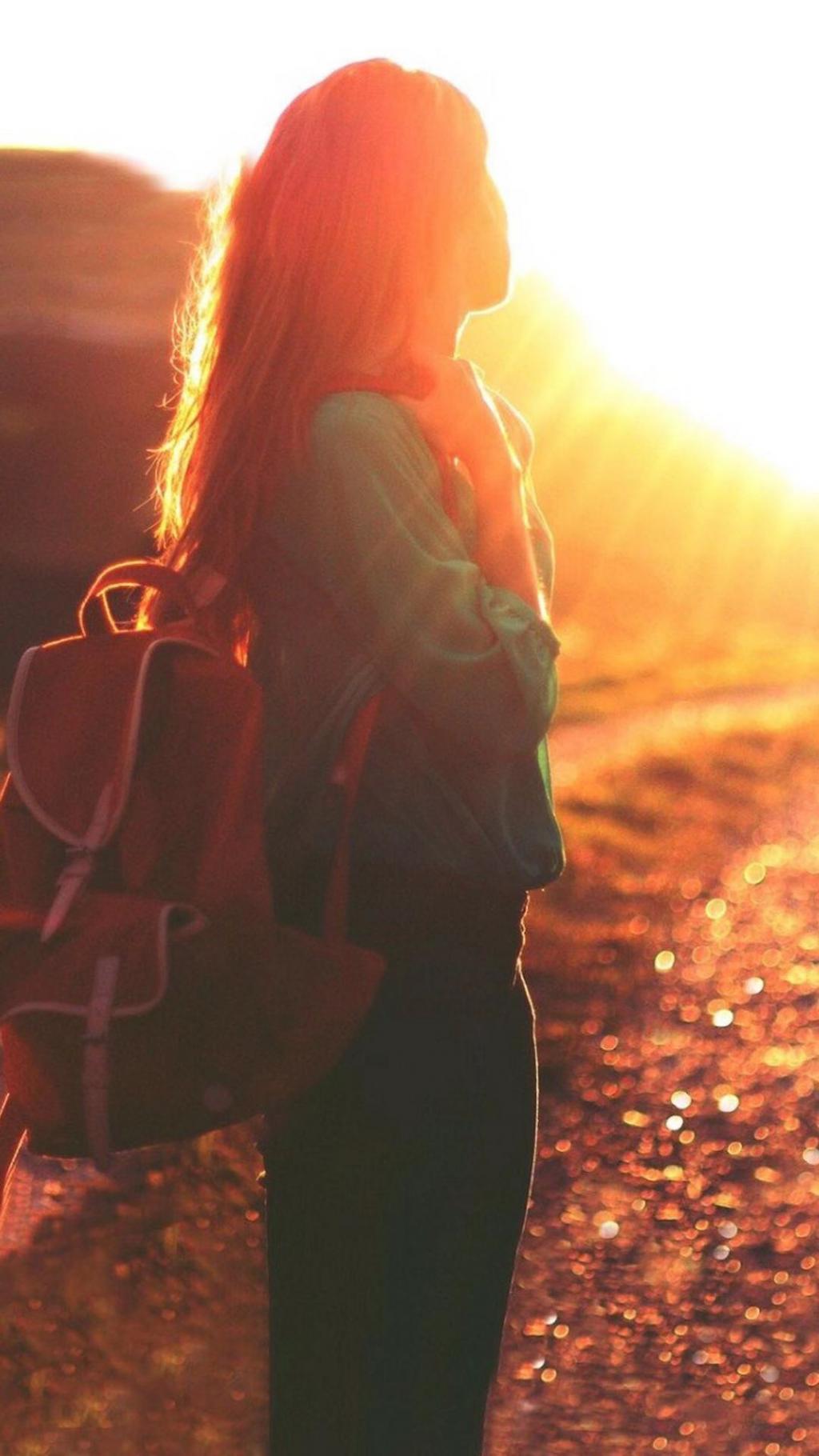 夕阳下的甜美女孩