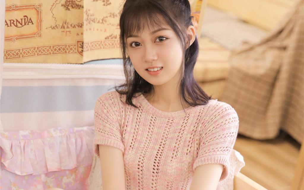 大眼睛萌妹子甜美气质写真