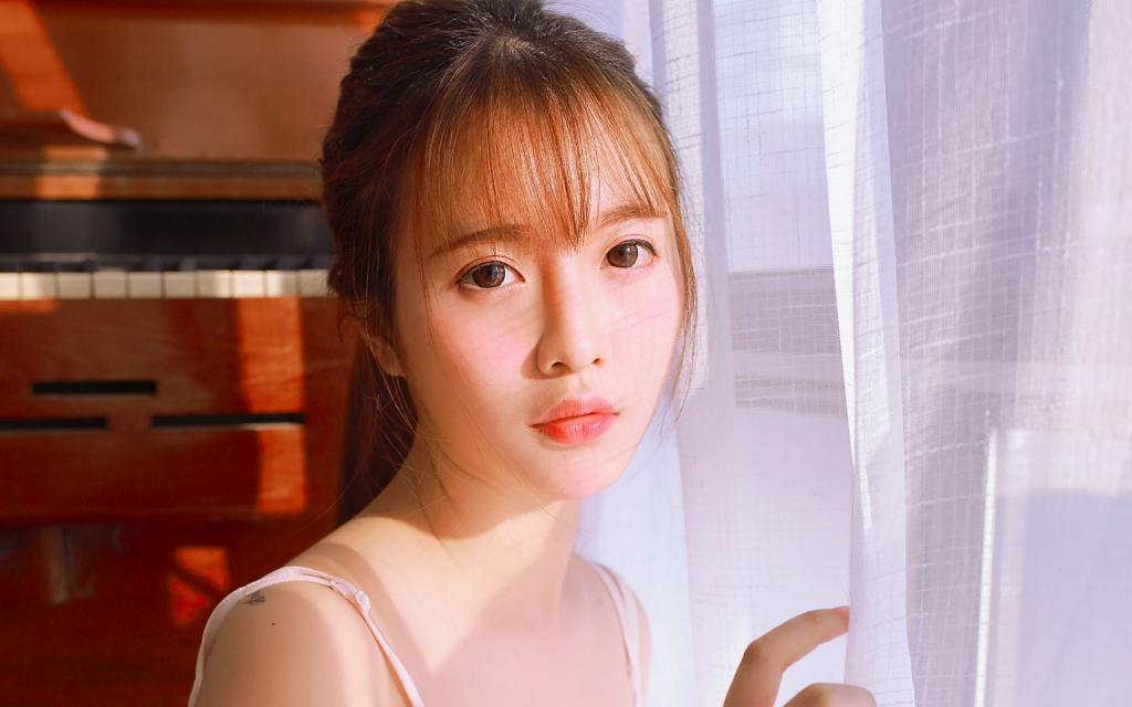 诱惑粉红吊带美女写真
