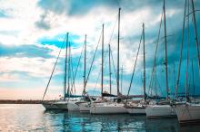 海面上帆船风景