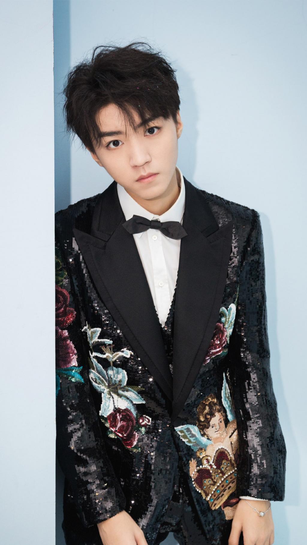 王俊凯帅气西装写真