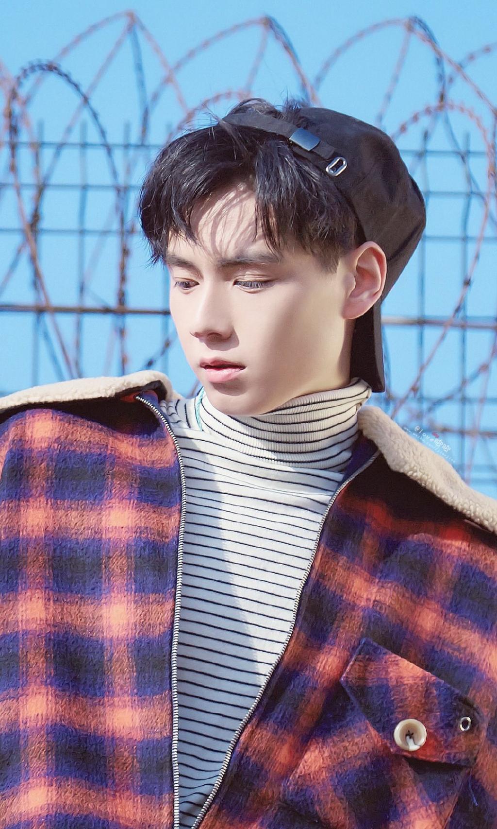 人气演员胡一天室外画报