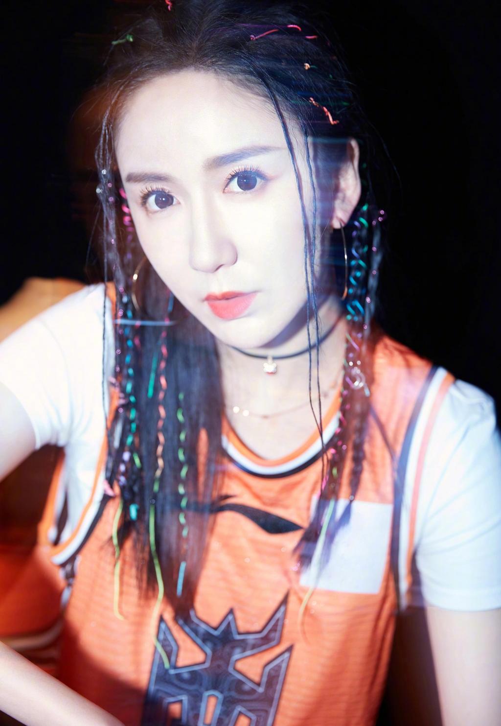 绚丽梦幻娄艺潇魅力写真