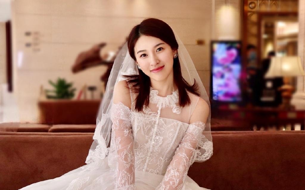 杜雨宸性感唯美白色婚纱写真