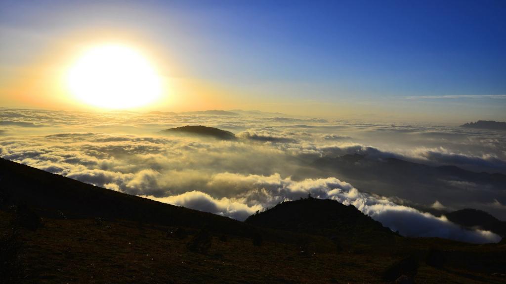 云雾遮盖的雪山唯美风景
