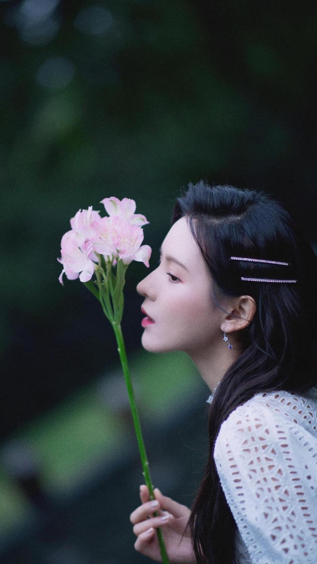 张予曦优雅气质蕾丝裙知性妩媚室外迷人写真