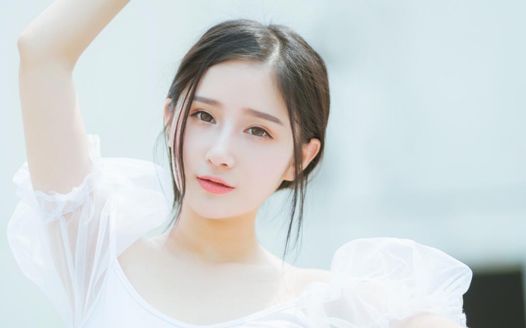 清新白衣女子