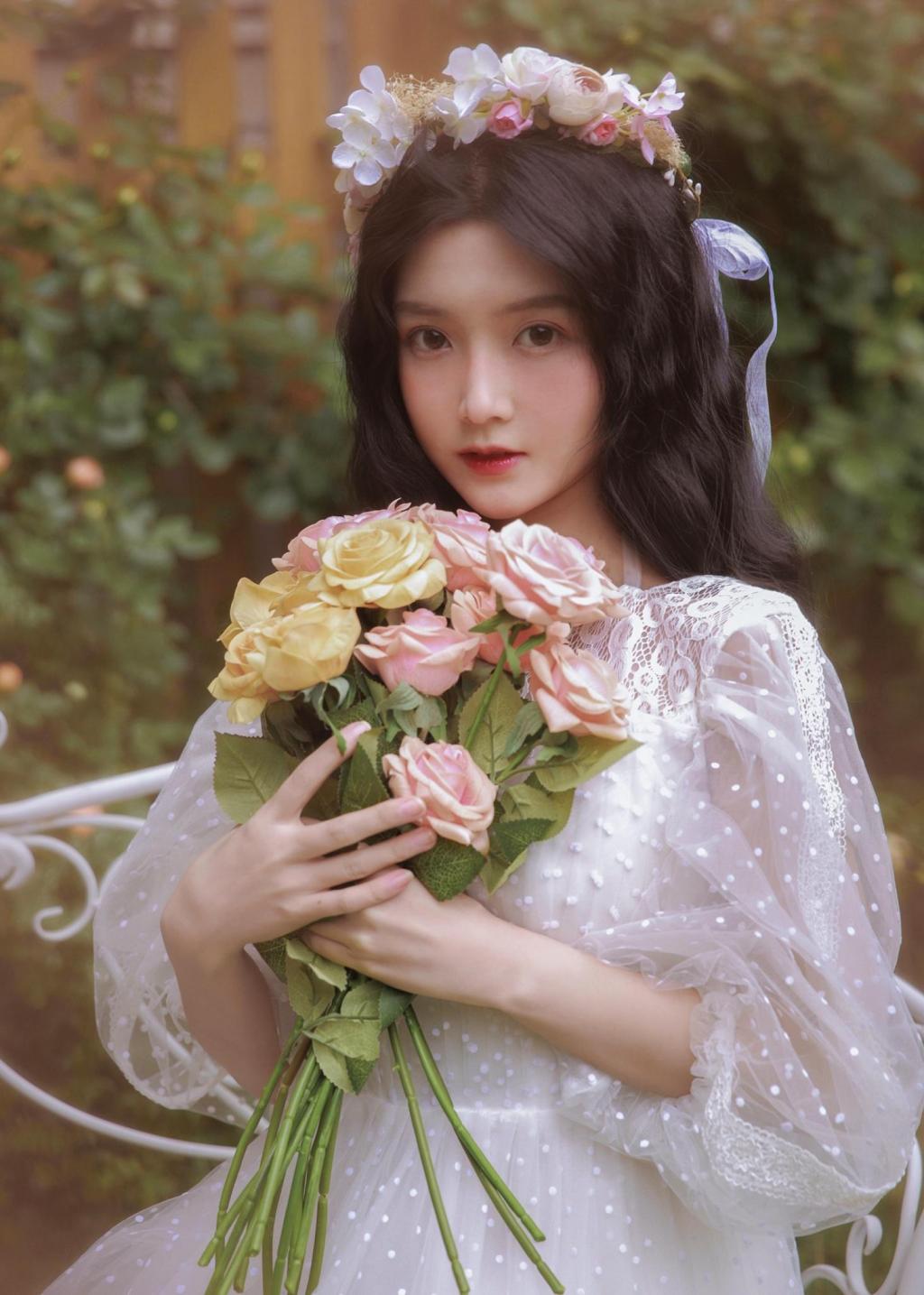 唯美灵动少女花丛中清新户外迷人写真