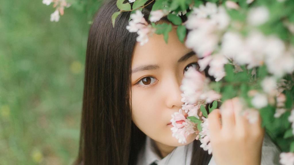 花开的季节里,美人如花