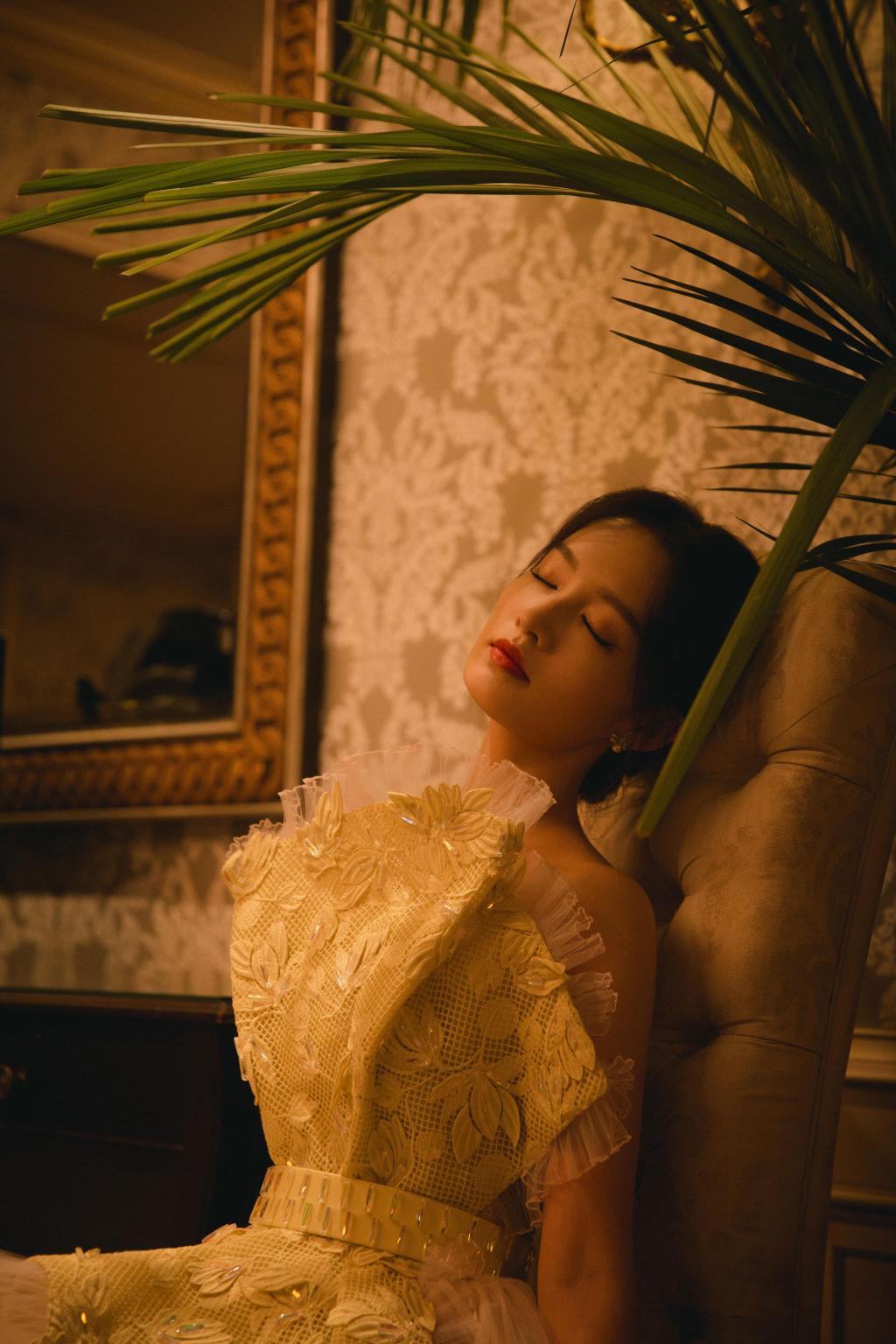 李沁黄色轻纱裙写真