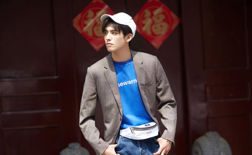 宋威龙潇洒率性时尚街拍