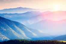 优美的山峰山顶