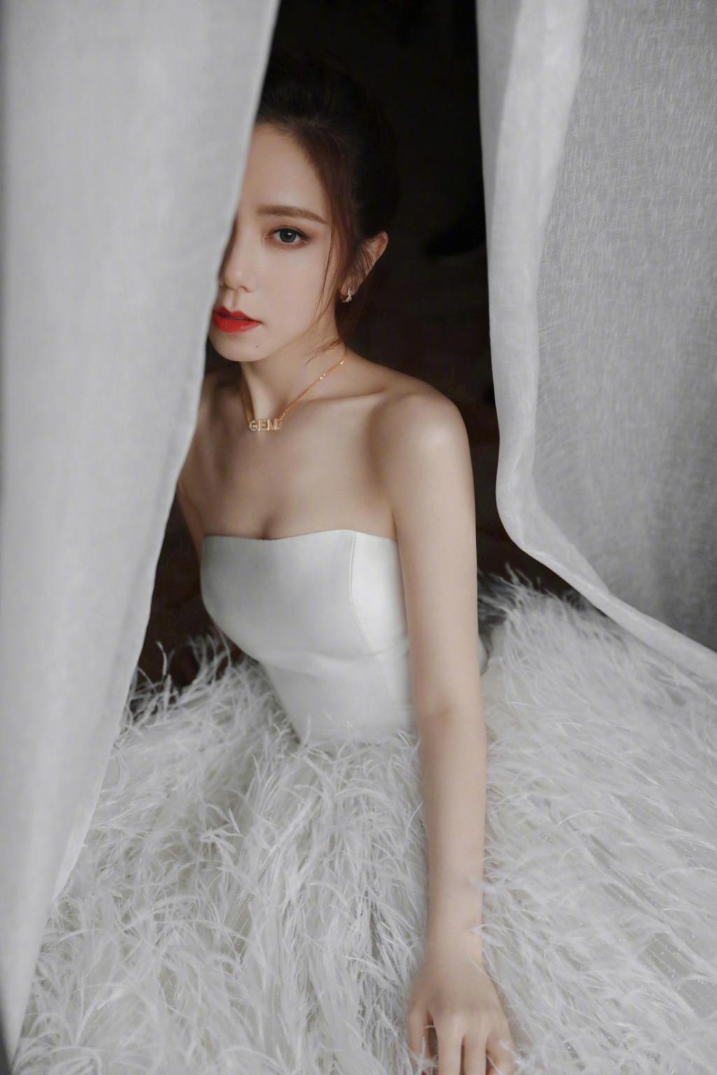 性感女神邓紫棋诱人写真