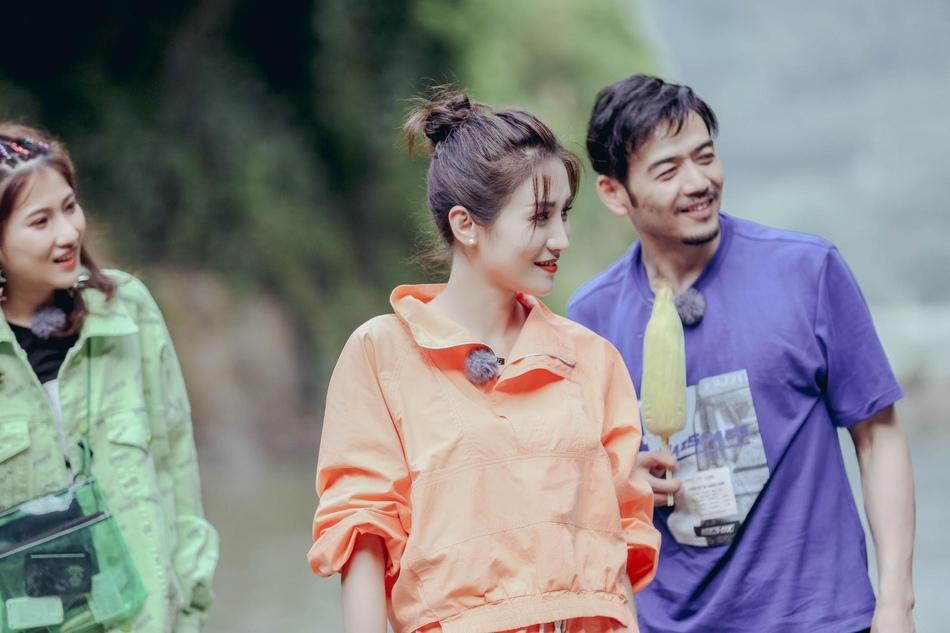 《我最爱的女人们》户外写真