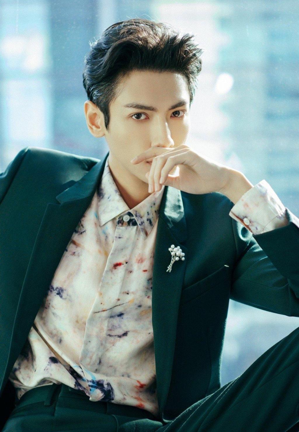 罗云熙帅气森林绿西装写真